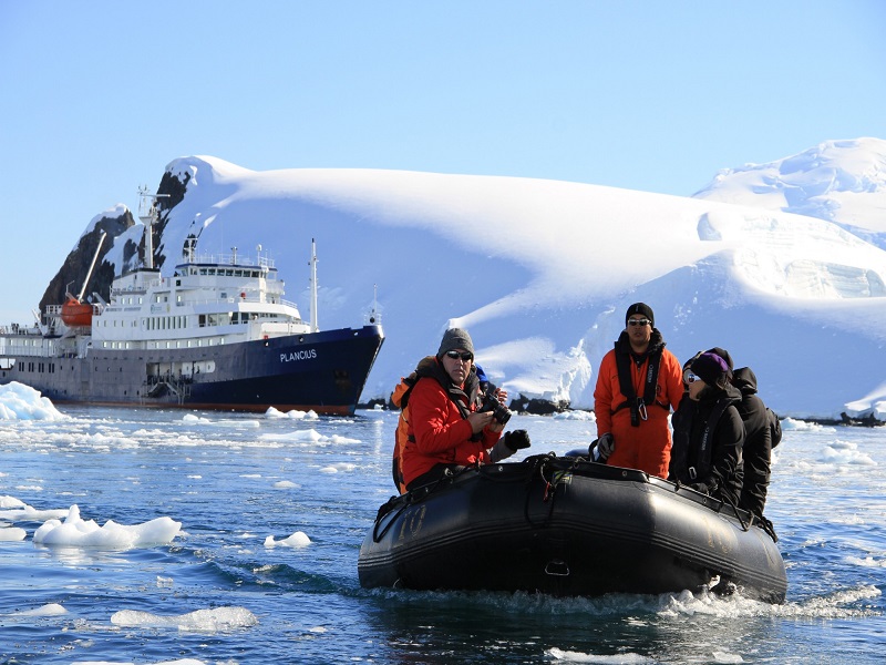 Zengin Turistler Antarktika’ya Akın Ediyor