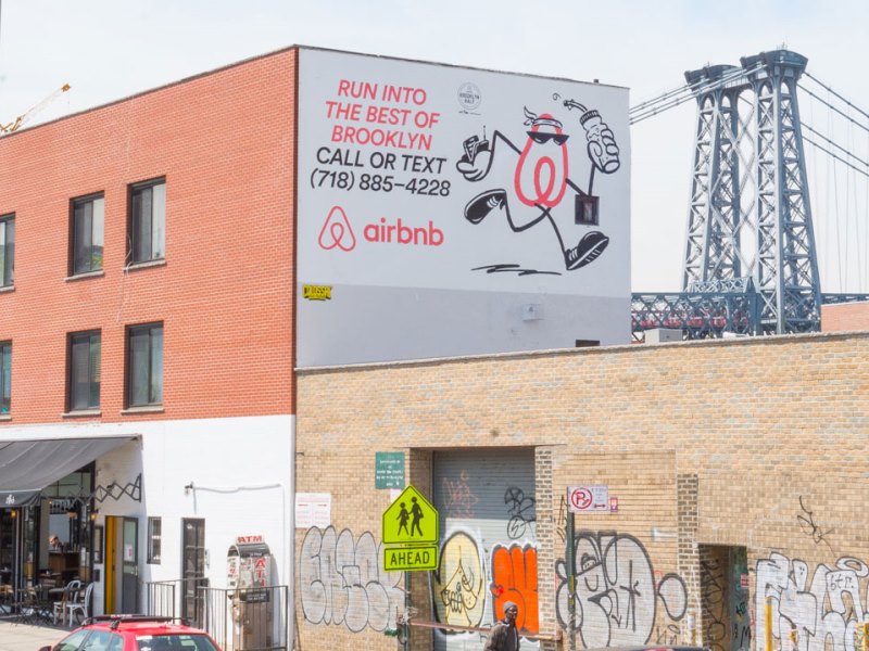 Telefon Görüşmesi Yaptıran Airbnb Bilboardları