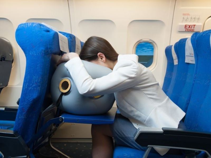 İlginç Seyahat Yastığı Telefonunuzu Kullanırken Dinlenmenizi Sağlıyor