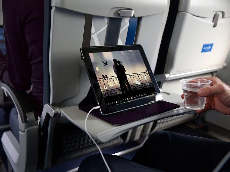 Akıllı Telefonlar ve Tabletler, Uçak İçi Ekranların Geleceğini Tehlikeye Attı