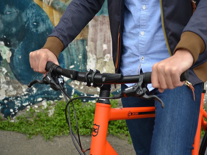 Bisiklet ile Seyahati Daha Güvenli Hale Getiren Dünyanın İlk Uygulama Bağlantılı Gidonu