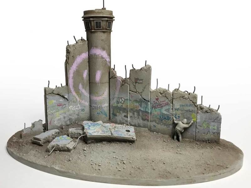“Dünyanın En Kötü Oteli” Walled Off Hotel’e Banksy Tasarımı Hediyelik Eşyalar