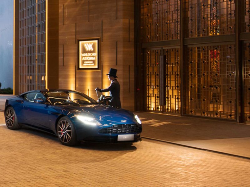 Aston Martin ve Waldorf Astoria, Konuklarına Lüks Araç ve Ağırlama Deneyimleri Sunuyor