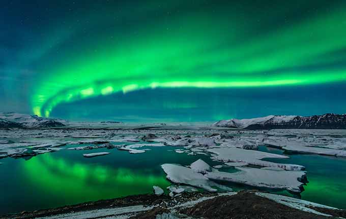 aurora_northern_lights_over_glacier_lagoon_jokulsarlon_iceland_680